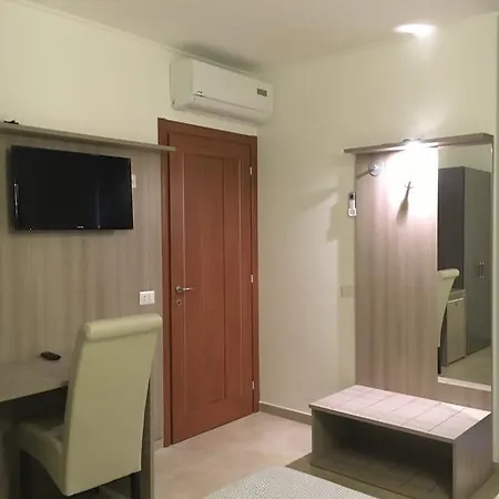 Konukevi La Piazzetta 4*